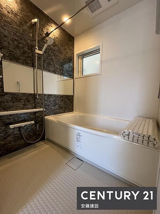 【　浴室　/　Bathroom　】たっぷりのお湯にゆったり浸かれそうな、清潔感ある浴室です。浴室乾燥機完備ホスクリーンが備わっており、雨の日でも室内部屋干し可能