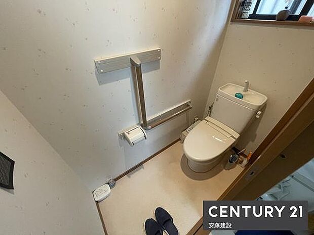 【　トイレ　/　toilet　】ウォッシュレット付きトイレ明るく清潔的で、窓があり換気も素早くできます