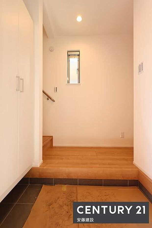 【　玄関　/　entrance　】間口が広く開放的な空間！スライドドアのため開閉しやすく、スムーズに出入りできますゆとりある広さで帰宅・来客を心地よく迎えてくれます！