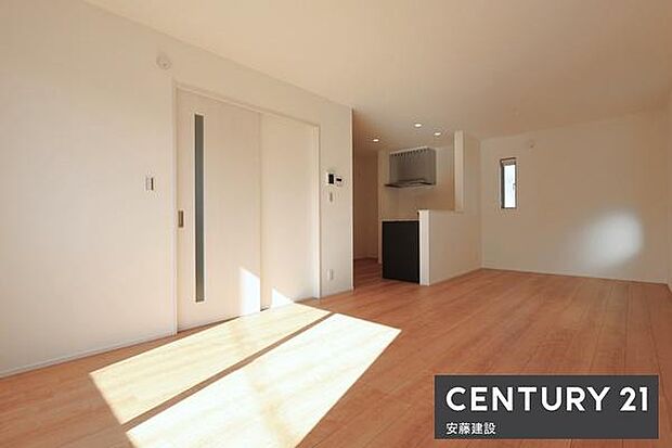 【　リビング　/　17帖　】爽やかな風が抜ける四面採光のリビングダイニングテーブルと3人掛けのソファーを置いてもゆとりのある広さ！