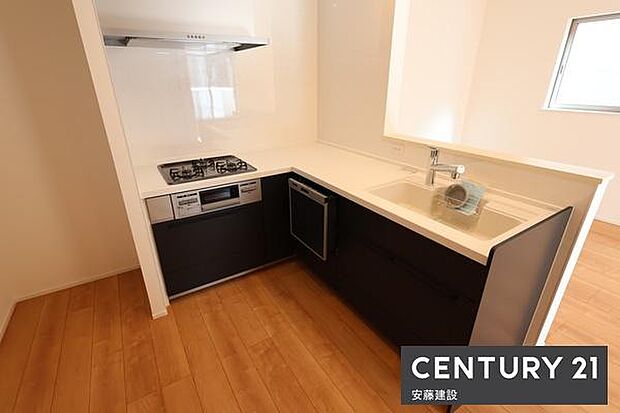 【　キッチン＋食洗機　/　Kitchen　】リビングでくつろぐ家族を見渡せるオープンキッチンで、お料理の受け渡しもスムーズ！