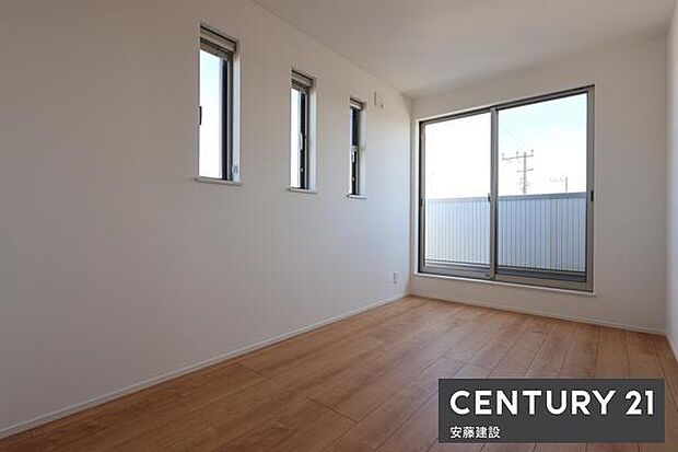 【　寝室　/　5.5帖　】南東向きバルコニーに面して採光豊かな寝室！クローゼット完備あたたかな日差しのおかげで朝の目覚めもスッキリ迎えられそうです