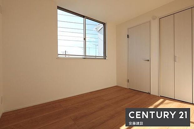 【　子供部屋　/　5.2帖　】お好きな家具を自由にレイアウトできる広さの洋室お子様にもちょうどいいサイズのお部屋です！クローゼット完備