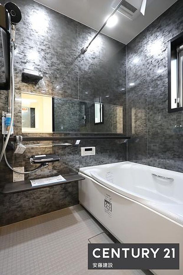 【　浴室　/　Bathroom　】ブラックのアクセントパネルで優雅な空間を演出したシステムバス浴室暖房乾燥機が備わっており換気しやすく、冬場は過度な温度差を防げます