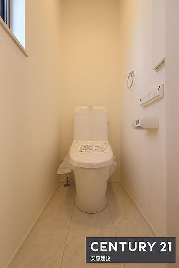 【　トイレ　/　toilet　】ウォッシュレット付きトイレ、窓があり換気も素早くできますトイレットペーパーや掃除用具をしまえる収納付き