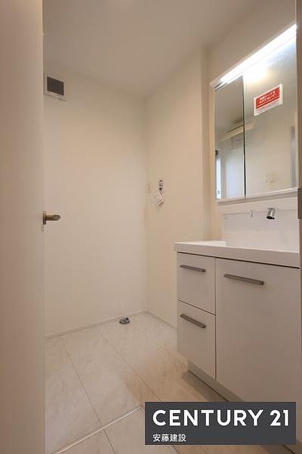 【　洗面所　/　Washroom　】清潔感溢れる洗面所は、忙しい朝もストレスフリーに身支度できそうな空間収納力のある三面鏡独立洗面台完備で散らかりがちな洗面所をスッキリ保てます