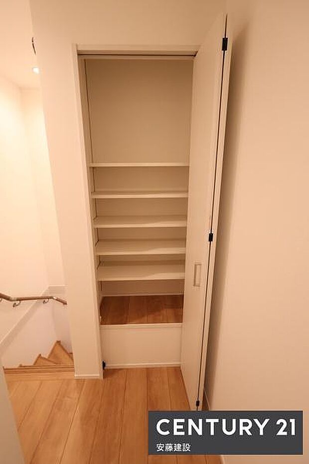 【　3F廊下収納　】シーズンオフの衣類や家電などの収納に便利です