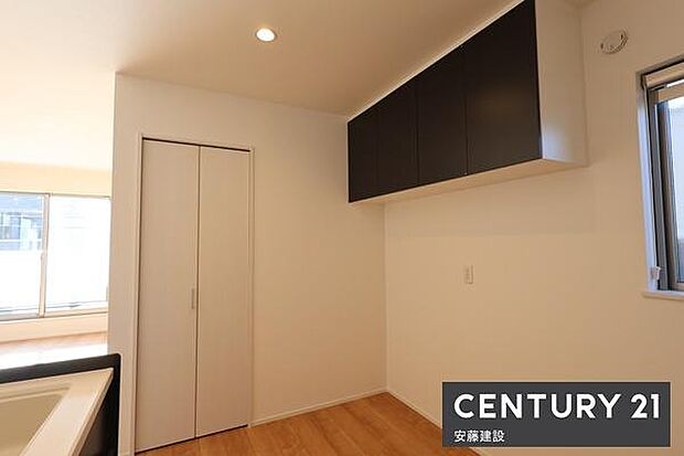 【　パントリー　】食料品や日用品を収納できるパントリー完備！スッキリしたキッチンでお料理を楽しめます