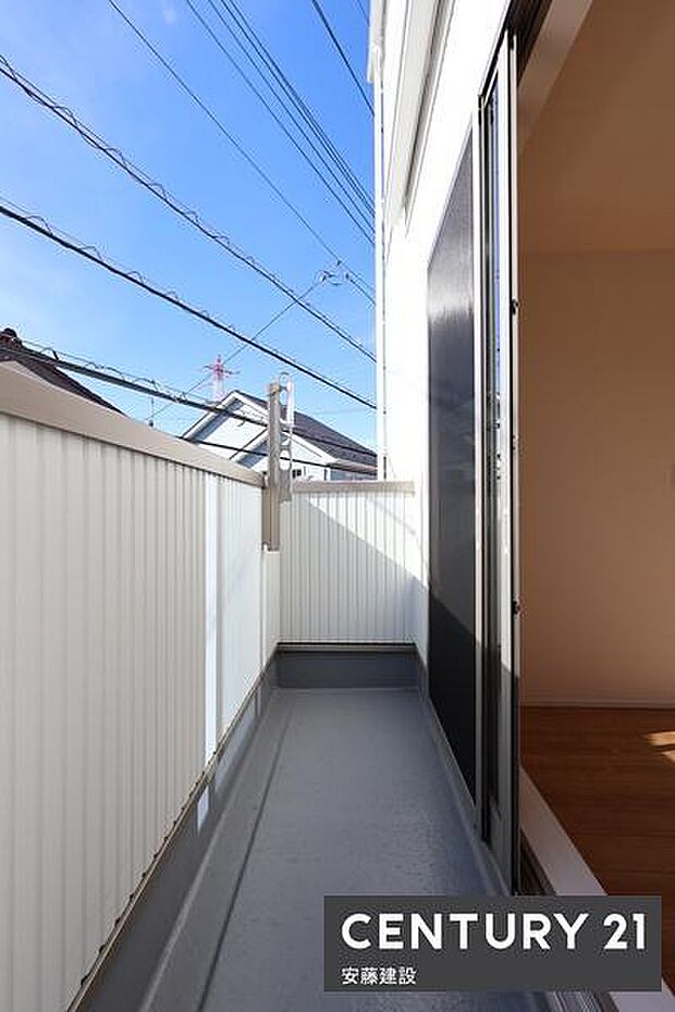 【　バルコニー　/　Balcony　】リビングから出入可能な南向きバルコニー！たっぷりの陽射しを浴びて、洗濯物もしっかり乾きます