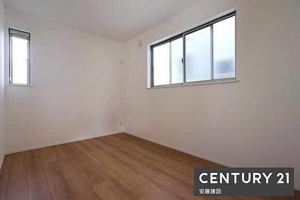 【　洋室　/　5.3帖　】清潔感溢れるシンプルな洋室！クローゼット完備