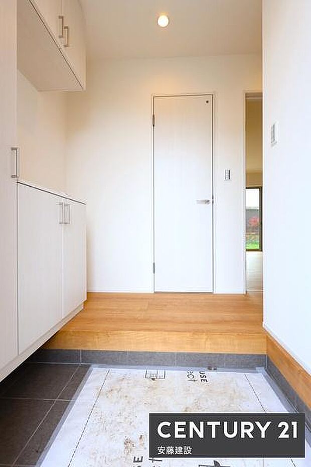 【　玄関　/　entrance　】落ち着いた雰囲気の玄関シューズボックス完備で散らかりがちな玄関をスッキリ保てます！