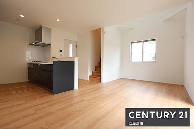 南側道路で陽当たりが良いあたたかな邸宅小学校徒歩約2分　中学校徒歩約6分で小さなお子様の登下校も安心です