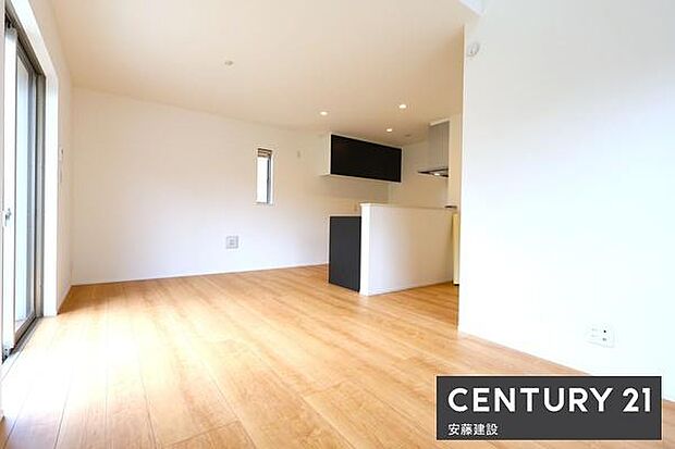 【　リビング　/　14.5帖　】家族みんながゆったりくつろげそうなLDK！一部吹き抜け施工で開放的な空間