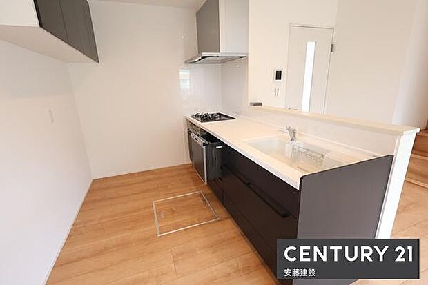 【　キッチン+食洗機　/　Kitchen　】リビングを見渡せるオープンキッチンで、お料理の受け渡しもスムーズ！窓があり熱やにおいがこもりにくい設計食洗機完備で家事効率UP！