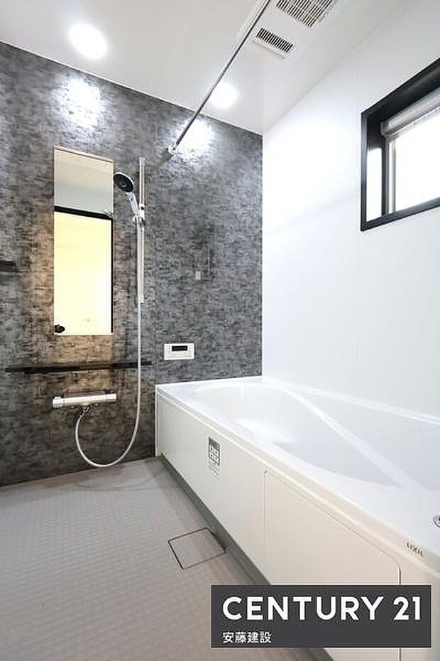 【　浴室　/　Bathroom　】たっぷりのお湯にゆったり浸かれそうなゆとりの浴室浴室暖房乾燥機が備わっており換気しやすく、冬場は過度な温度差を防げます