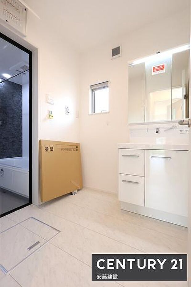 【　洗面所　/　Washroom　】清潔感溢れる洗面所は、忙しい朝もストレスフリーに身支度できそうな空間収納力のある三面鏡独立洗面台完備で散らかりがちな洗面所も綺麗に保てます