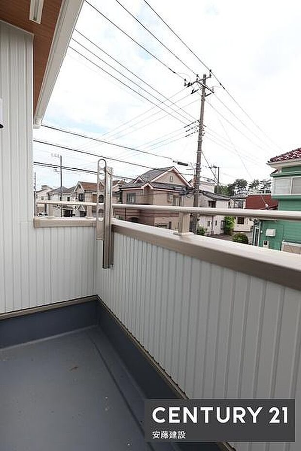 【　バルコニー　/　Balcony　】寝室から出入可能な南西向きバルコニー！