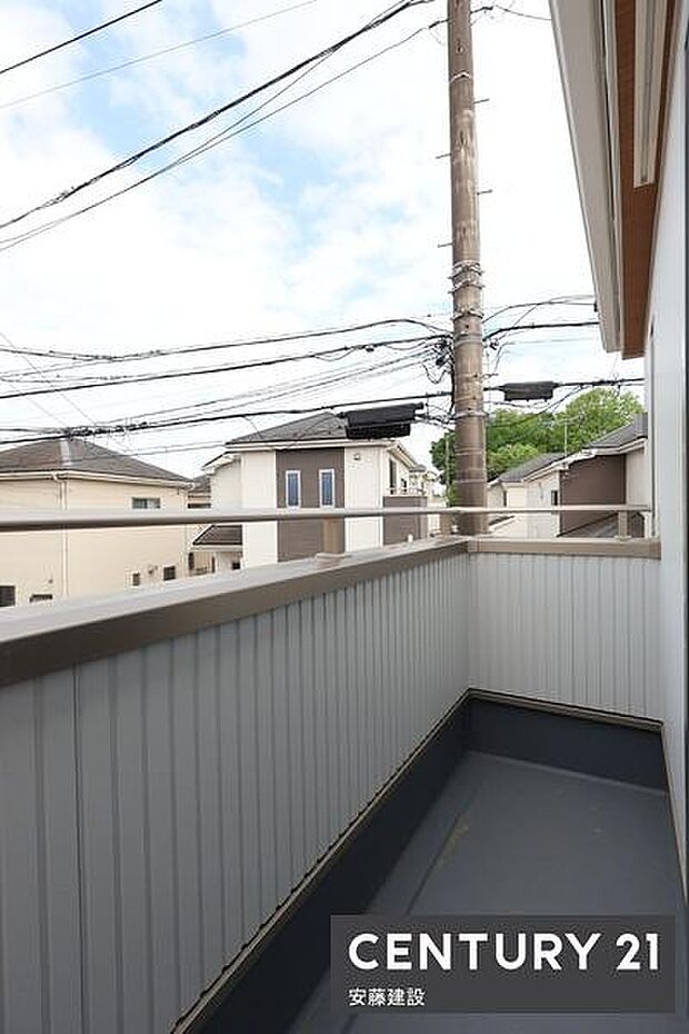 【　バルコニー　/　Balcony　】洋室から出入り可能な専用バルコニー2面バルコニーのためこちらは自分好みに彩れます