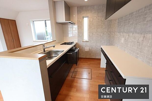 【　キッチン+食洗機　/　Kitchen　】リビングを見渡せるオープンキッチンで、お料理の受け渡しもスムーズ！窓があり熱やにおいがこもりにくい設計食洗機完備で家事効率UP！