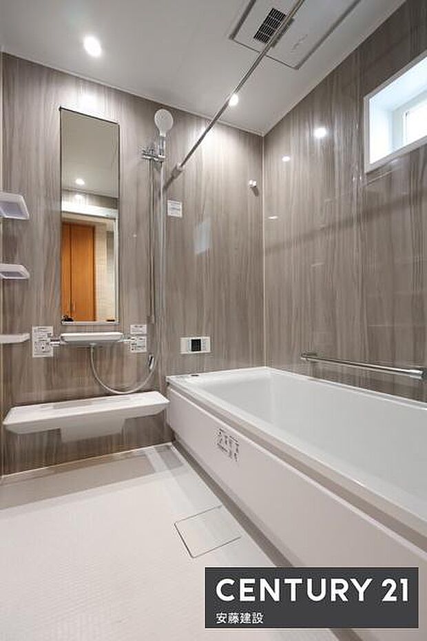 【　浴室　/　Bathroom　】グレーのアクセントパネルで優雅な空間を演出した浴室ホスクリーンが備わっており、雨の日でも部屋干し可能