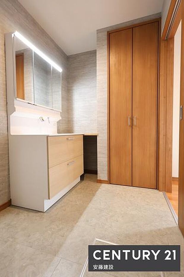 【　洗面所+リネン庫　/　Washroom　】明るくゆとりのある洗面所はしっかり収納できる洗面化粧台完備。忙しい朝もストレスフリーに身支度できますね！