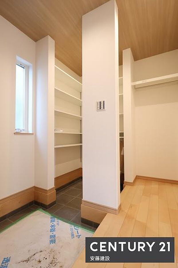 【　玄関+SIC　/　entrance　】白を基調とした清潔感あふれる玄関！かさばりやすいベビーカーやアウトドア用品、濡れた雨具もそのまましまえて便利なSIC