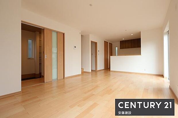 徒歩10分圏内にスーパーやコンビニ、映画館などの商業施設が揃った充実した環境