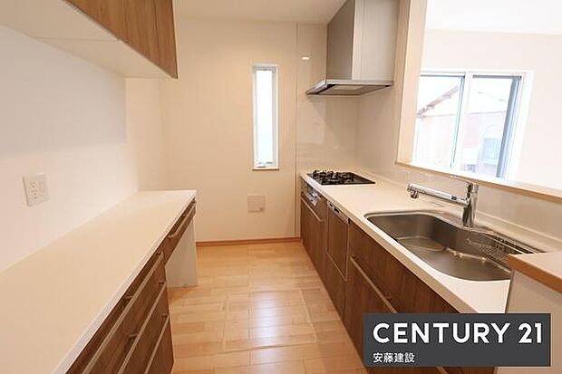 【　キッチン+食洗機　/　Kitchen　】リビングを見渡せるオープンキッチンで、お料理の受け渡しもスムーズ！窓があり熱やにおいがこもりにくい設計食洗機完備で家事効率UP！