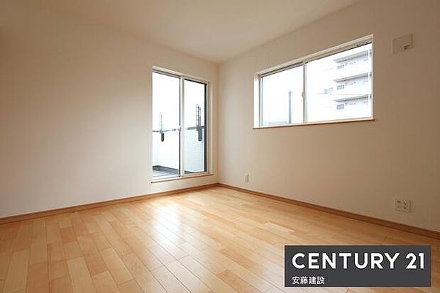 【　寝室+WIC　/　7帖　】お好みの家具を置いてこだわりの空間を作れる、ゆとりのある広さの寝室！あたたかな日差しのおかげで朝の目覚めもスッキリ迎えられますね