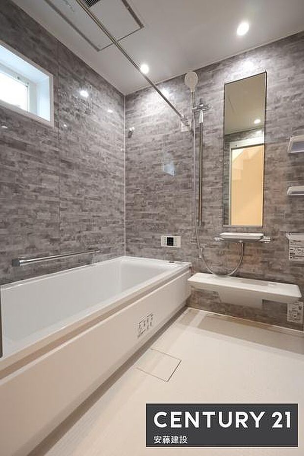 【　浴室　/　Bathroom　】グレーのアクセントパネルで優雅な空間を演出した浴室ホスクリーンが備わっており、雨の日でも部屋干し可能