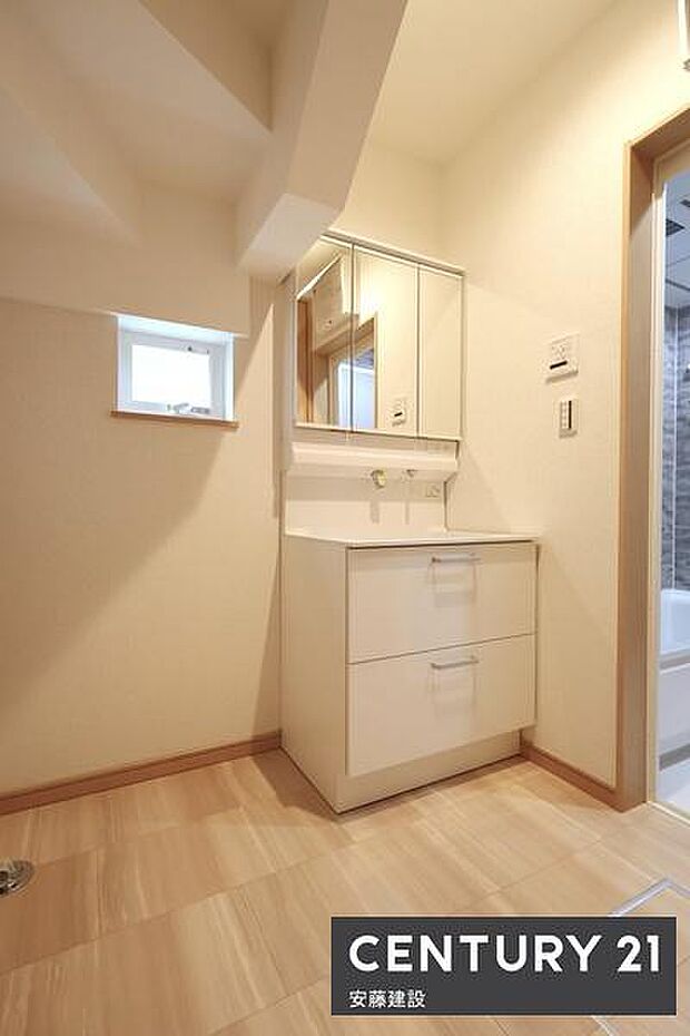 【　洗面所　/　Washroom　】清潔感溢れる洗面所は忙しい朝もストレスフリーに身支度できそうな空間収納力のある三面鏡独立洗面台完備で、散らかりがちな洗面所も綺麗に保てます
