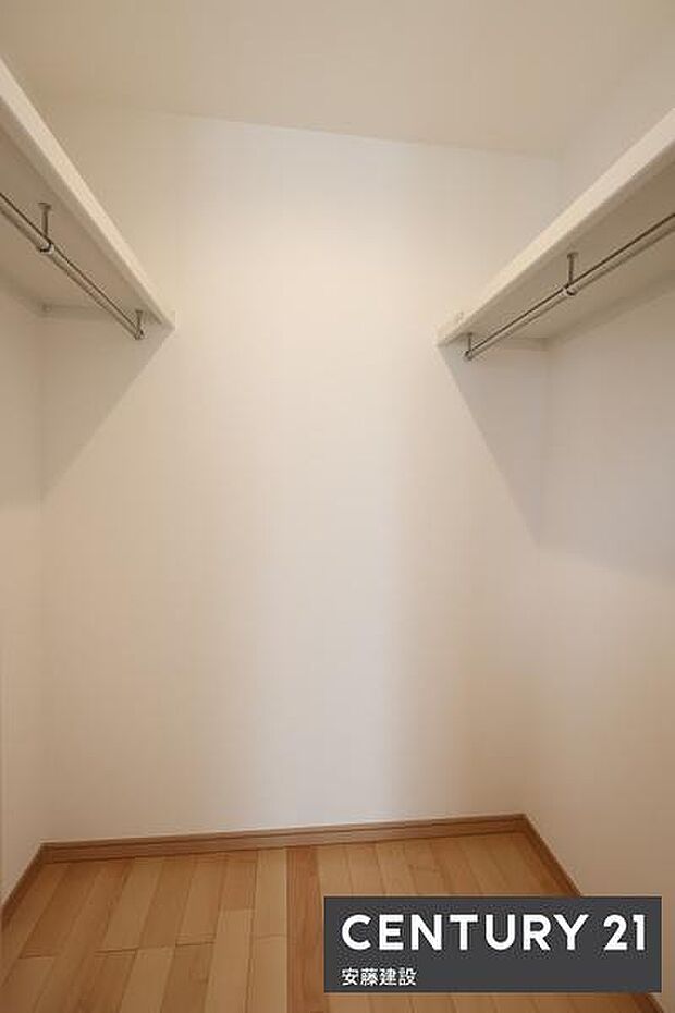 【　WIC　】シーズンオフの衣類や家電などもしっかり収納可能なWIC完備