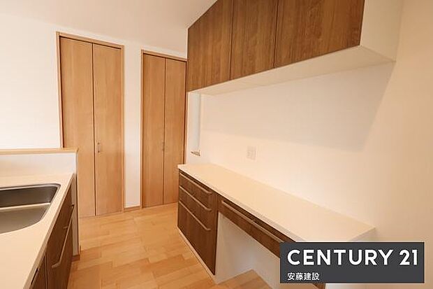 【　カップボード　/　Kitchen　】収納スペースと作業スペースをしっかり確保できるカップボード完備