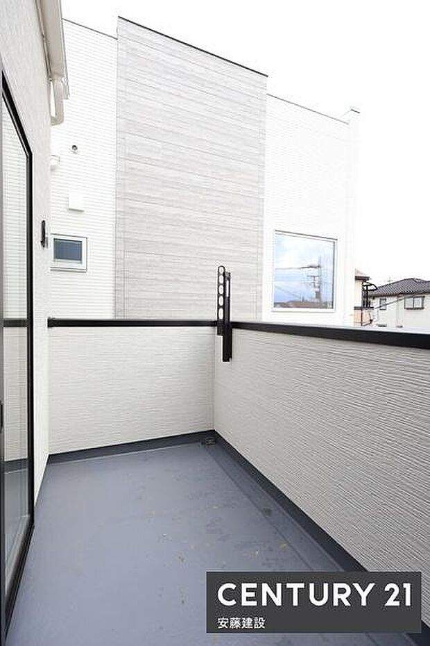 【　バルコニー　/　Balcony　】2部屋から出入可能な南西向きバルコニー！ゆとりある広さでお布団等の洗濯もラクラク