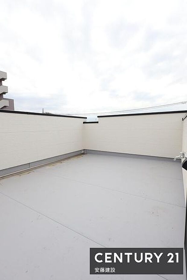 【　バルコニー　/　Balcony　】あたたかな日差しを一身に浴びられるルーフバルコニー晴れた日はイスやテーブルを置いてベランピングも楽しめます！