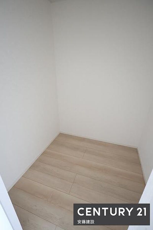 【　WIC　】各居室WIC完備で毎日の洋服選びも楽しめます！季節物の衣類や家電などしっかり収納可能で居住空間を広々と活用できます