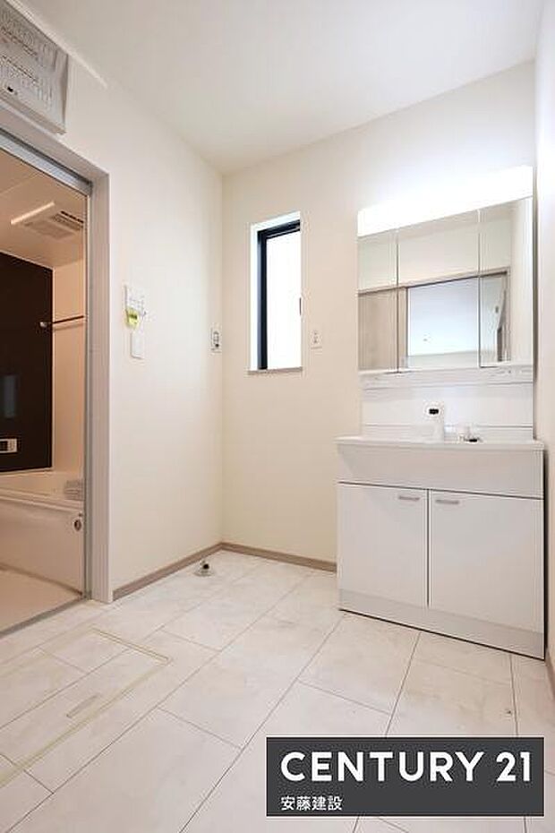 【 洗面所 / Washroom 】清潔感溢れる洗面所は、忙しい朝もストレスフリーに身支度できそうな空間収納力のある三面鏡独立洗面台完備で散らかりがちな洗面所も綺麗に保てます