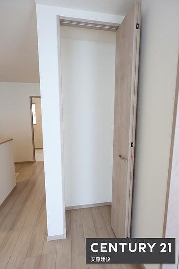 【 収納 】リビングに備わった収納は、コート類・鞄の収納やパントリーなど多用途に活用できます!