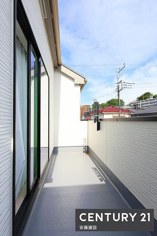 【 バルコニー / Balcony 】寝室から出入可能な南向きバルコニーゆとりある広さでお布団等の洗濯もラクラク