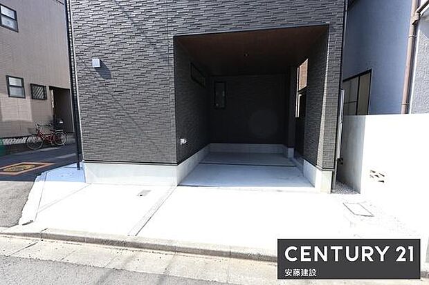 【 駐車場 / parking 】大切な愛車を守るビルトインガレージ