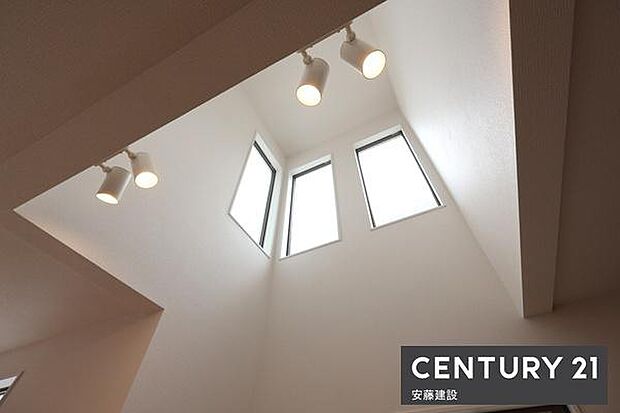 【　リビング吹き抜け　】リビング一部吹き抜け施工暖かな日差しが差し込む空間