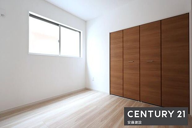 【　洋室　/　4.5帖　】リビング横の洋室は引戸を開ければより開放的な空間に！お子様の遊び場やテレワークスペースとしても活用できそうですね