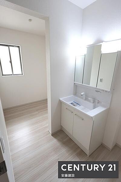 【　洗面所　/　Washroom　】清潔感溢れる洗面所は、忙しい朝もストレスフリーに身支度できそうな空間！奥にユーティリティスペース完備！リネン庫としてもご利用いただけます