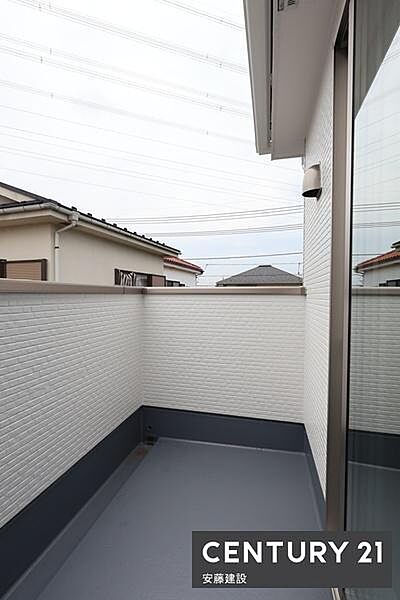 【　バルコニー　/　Balcony　】寝室から出入可能な南東向きバルコニー