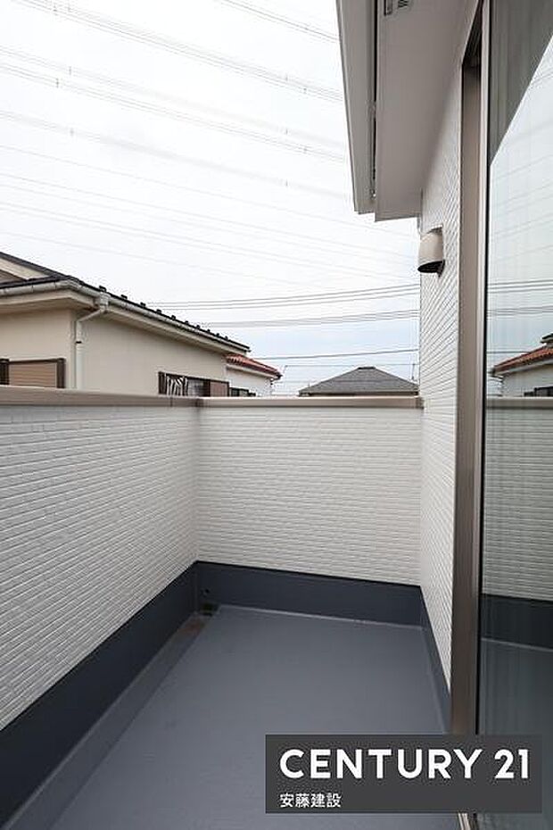 【　バルコニー　/　Balcony　】寝室から出入可能な南東向きバルコニー