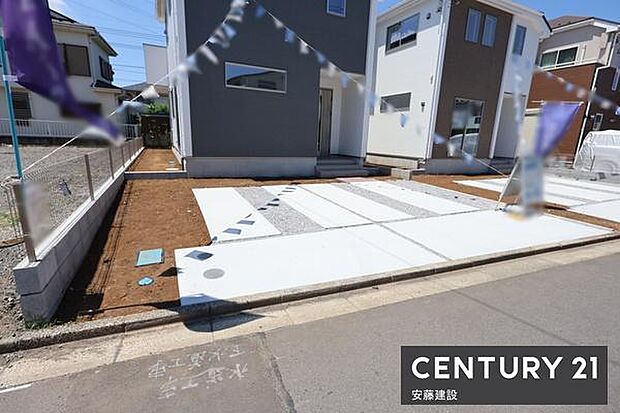 【　駐車場　/　parking　】並列2台可能な駐車スペースご夫婦それぞれのお車をお家の前に停めることができます