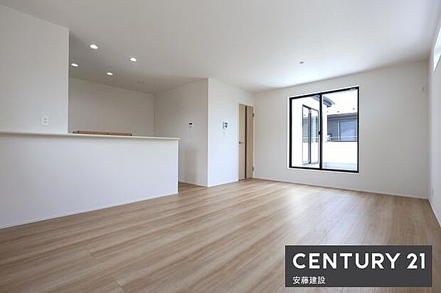 【 2階リビング / 17帖 】陽当りの良い2階リビングはプライベート性も高く、落ち着いて暮らせます!ダイニングテーブルとソファーを置いてもゆとりが生まれる空間