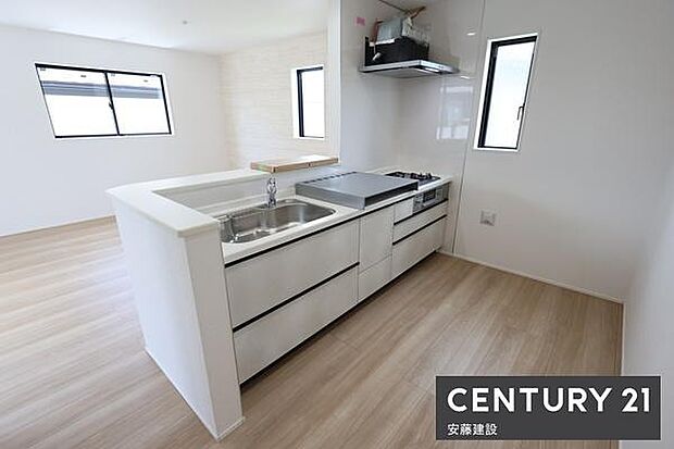 【 キッチン / Kitchen 】収納スペースと作業スペースをしっかり確保したシステムキッチン窓があり換気のしやすい設計