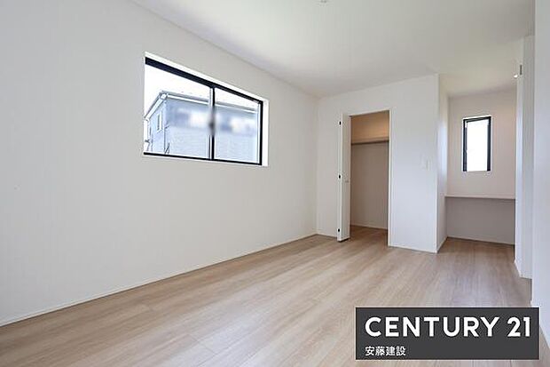 【 1階寝室+WIC+フリースペース / 8帖 】お好みの家具を置いてこだわりの空間を作れる、ゆとりのある広さの寝室!