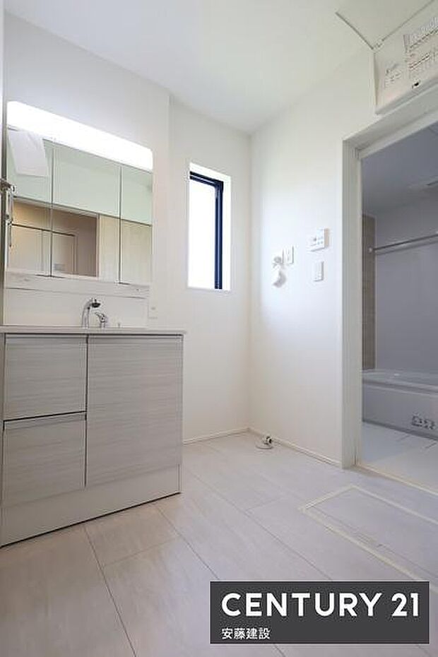 【 洗面所 / Washroom 】清潔感溢れる洗面所は忙しい朝もストレスフリーに身支度できそうな空間収納力のある三面鏡独立洗面台完備で、散らかりがちな洗面所も綺麗に保てます